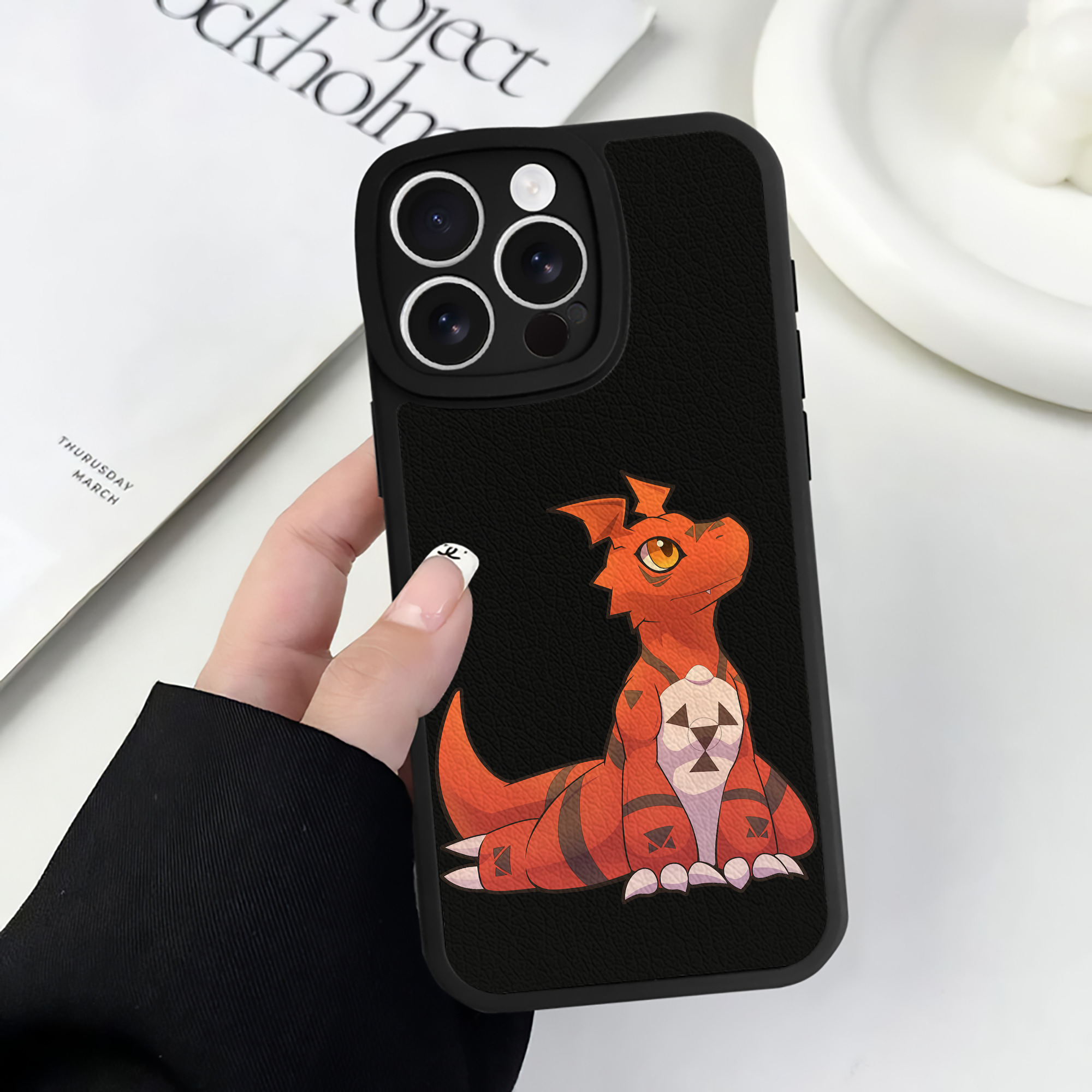 （画像用） Digimon デジタルモンスター/デジモン 【iPhone 16シリーズ対応】シリコンスマホケース（レザー調） 材質：シリコン
